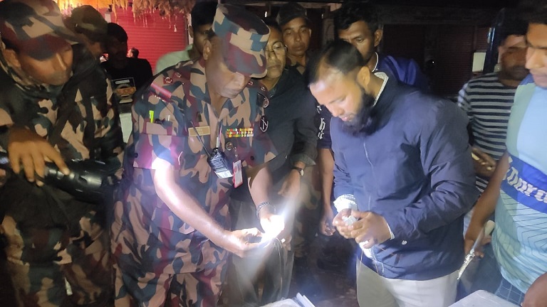 সাতক্ষীরায় পুশকৃত চিংড়ি মাছ জব্দ, এক জনকে তিন মাসের বিনাশ্রম কারাদন্ড
